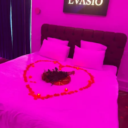 Evasio, Au Pied Du Chateau Fort, Parking Prive