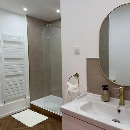 Evasio, Au Pied Du Chateau Fort, Parking Prive Sedan