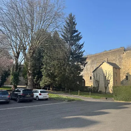 Evasio, Au Pied Du Chateau Fort, Parking Prive Sedan