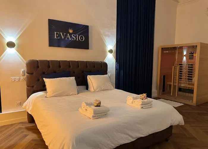 Evasio, Au Pied Du Chateau Fort, Parking Prive Apartman *